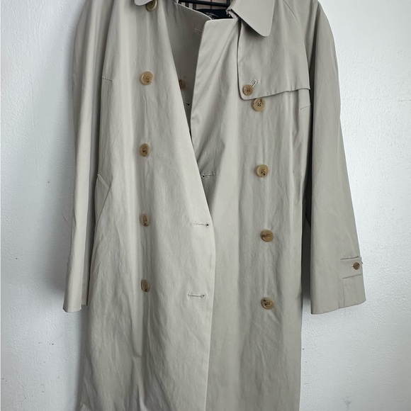 Burberry Women’s Classic Tan Trench Coat - Picture 2 of 16